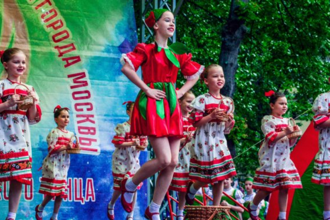 Отчётный концерт ансамбля «Жар-птица» состоялся в Синичкином сквере