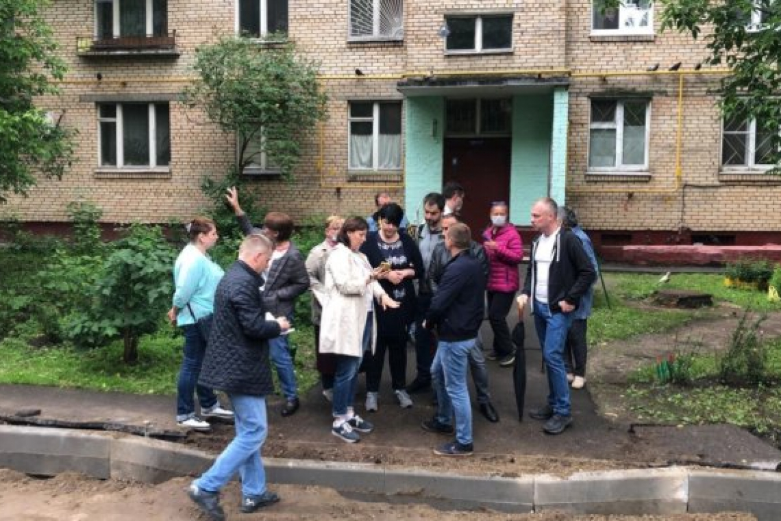 С жителями дома на 2-й Прогонной обсудили работы по благоустройству двора