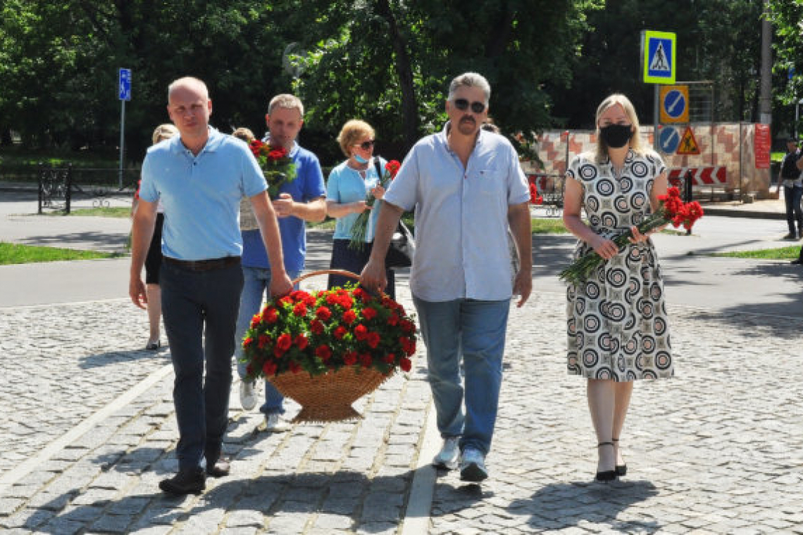 Цветы к памятнику маршала Рокоссовского возложили в Богородском