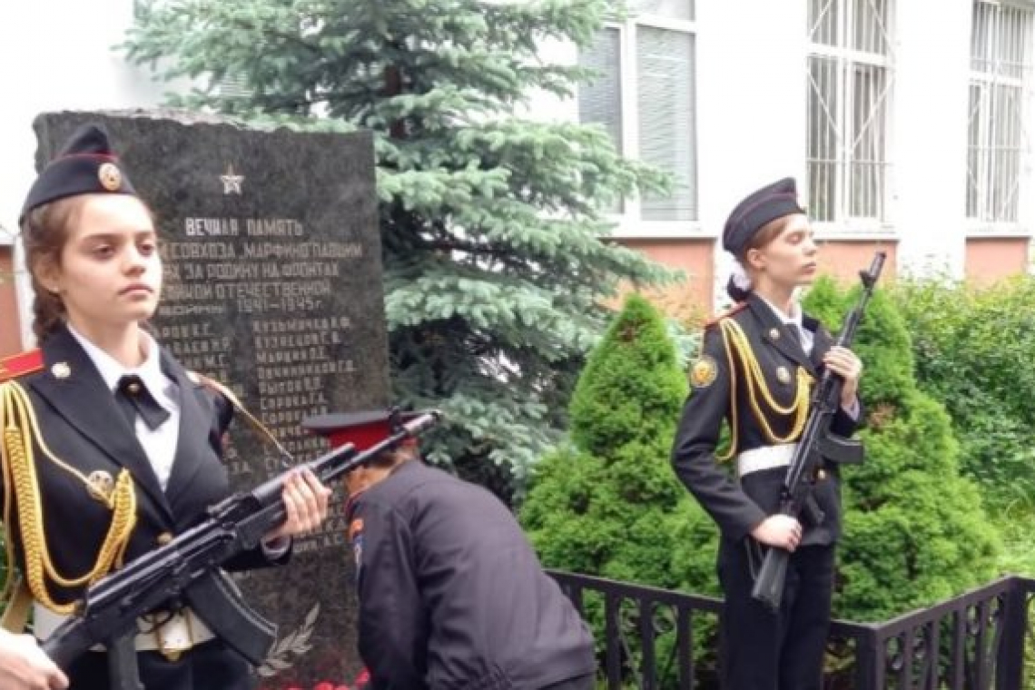 К памятной стеле возложили цветы кадеты КШИ 5