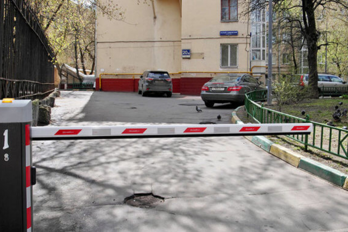 Егор Юрченко проконсультировал жителей по вопросу установки шлагбаума