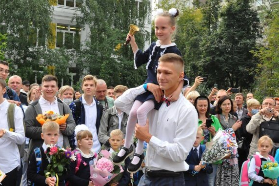 С началом учебного года школьников поздравил глава МО Богородское Воловик