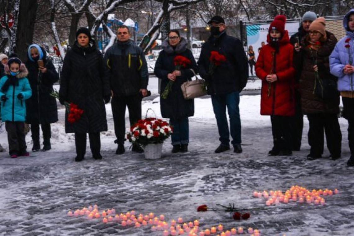 Свечи памяти зажгли у памятника маршалу Рокоссовскому