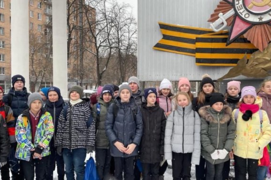 Цветы к стеле на бульваре Маршала Рокоссовского возложили учащиеся школы 1360
