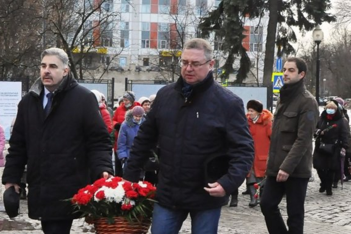 К памятнику маршалу Рокоссовскому возложили цветы