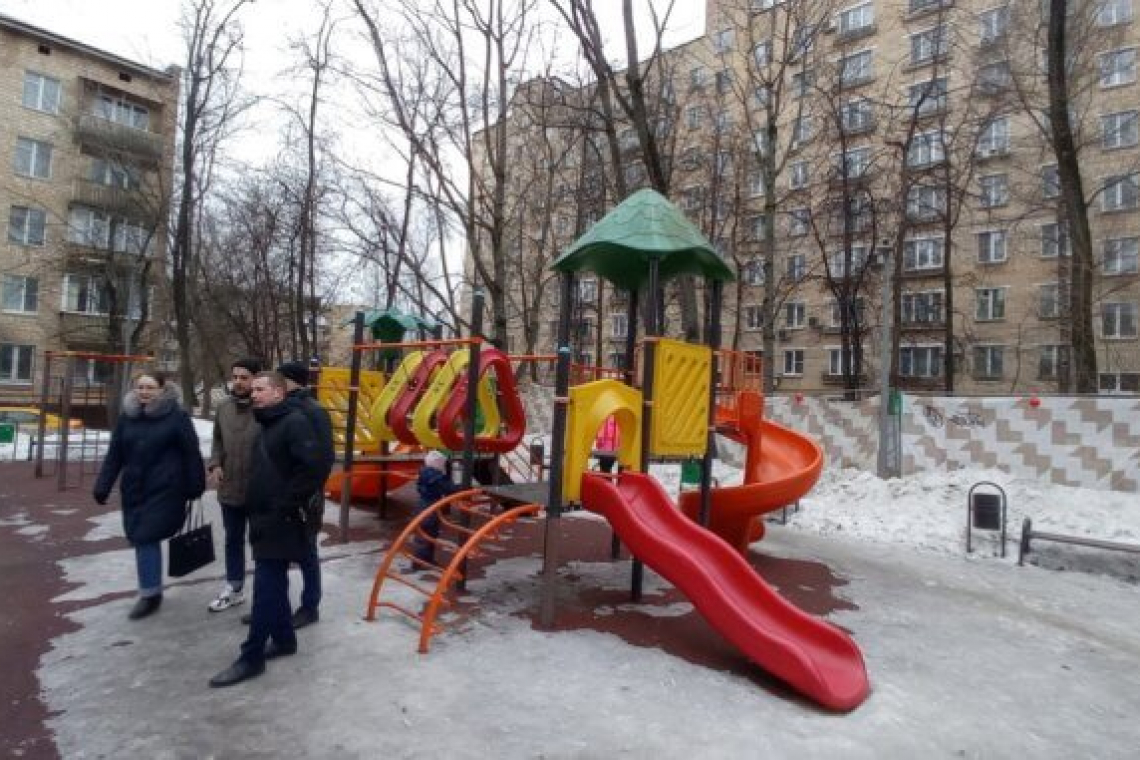 Состояние детских площадок во время обхода проверили депутаты Богородского