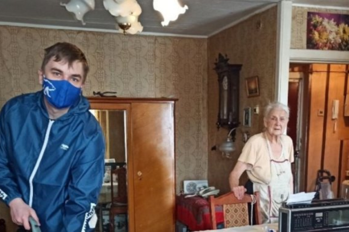 Единороссы Богородского помогли ветерану с уборкой квартиры