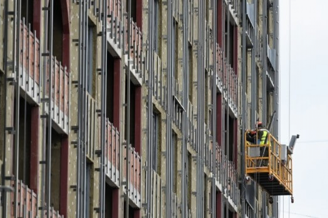 Строители приступили к остеклению здания поликлиники в Богородском