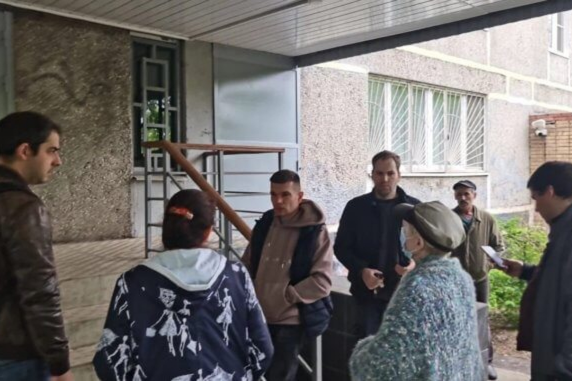 Серьёзные замечания сделали депутаты подрядчику за мусор и качество ремонта дома на Краснобогатырской