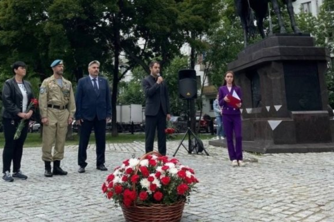 В День памяти и скорби к памятнику Маршалу Рокоссовскому возложили цветы