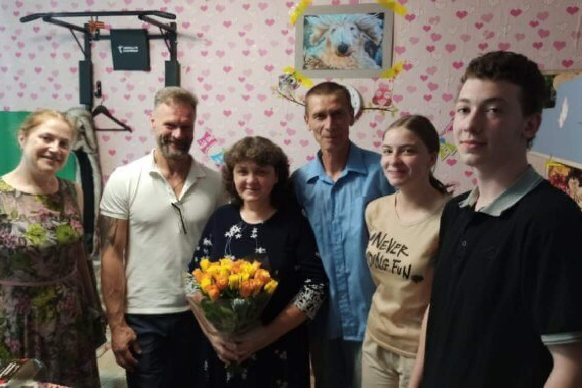Многодетную семью Титовых поздравили в канун Дня семьи, любви и верности
