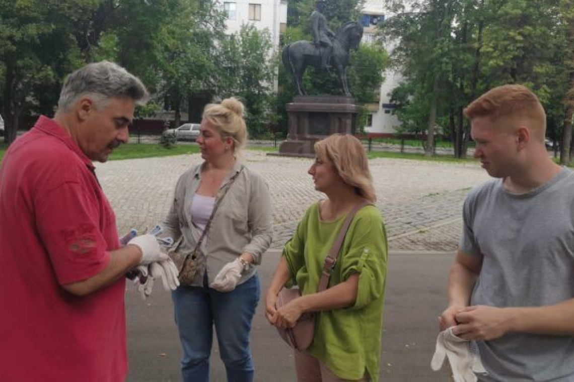 Постамент памятника Рокоссовскому и прилегающую территорию привели в порядок