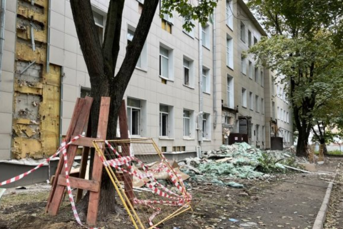 Продолжается ремонт поликлиники на улице Хромова