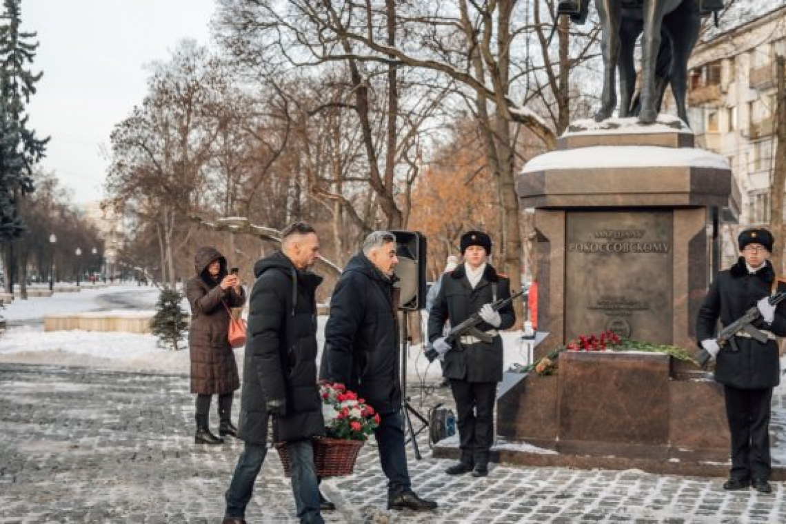 В День воинской славы к подножию памятника Рокоссовскому возложили цветы