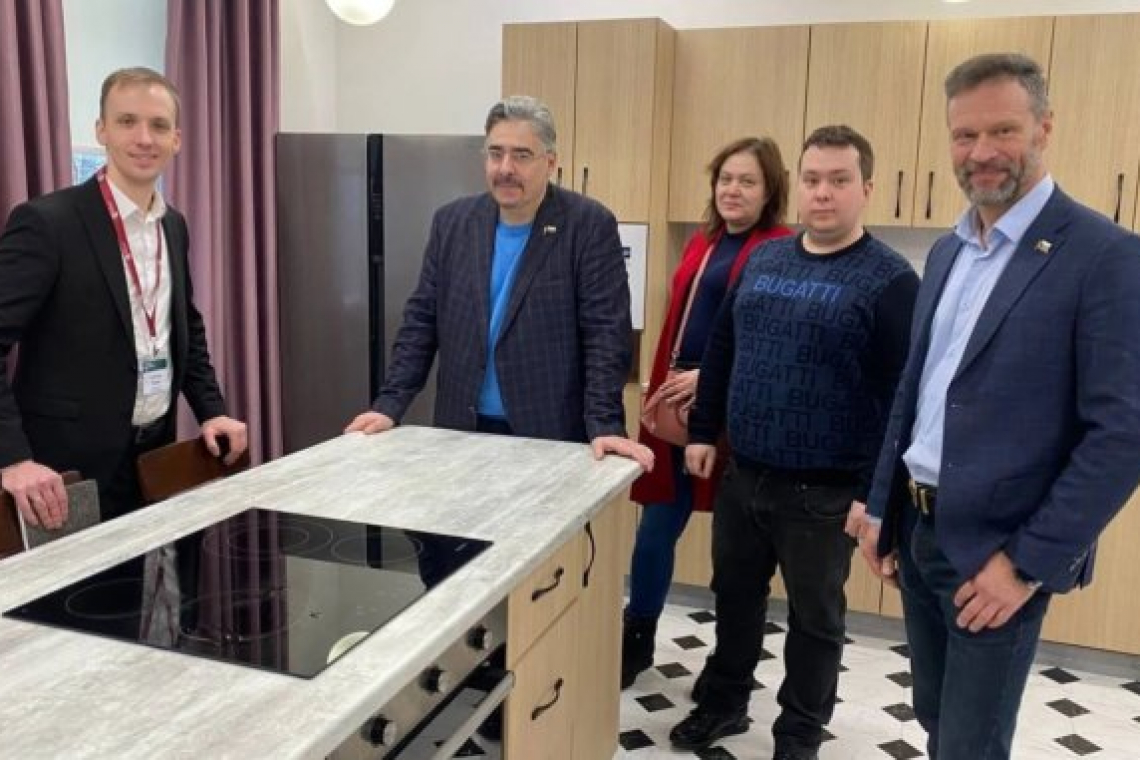 Центр московского долголетия посетил глава МО Богородское Константин Воловик