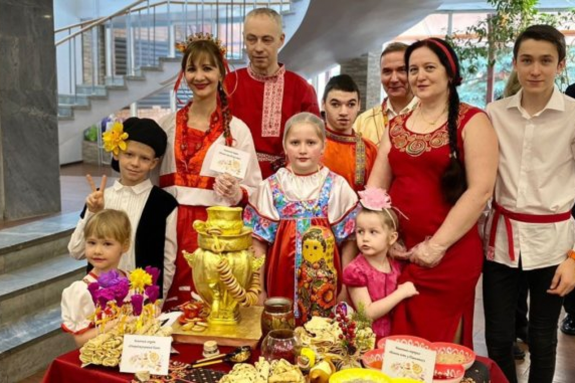 Золотой самовар из блинов поразил участников конкурса «Блинное чудо»