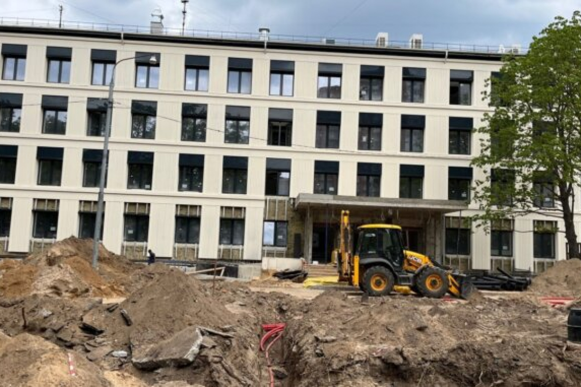 Продолжаются работы по благоустройству территории у поликлиники на улице Хромова