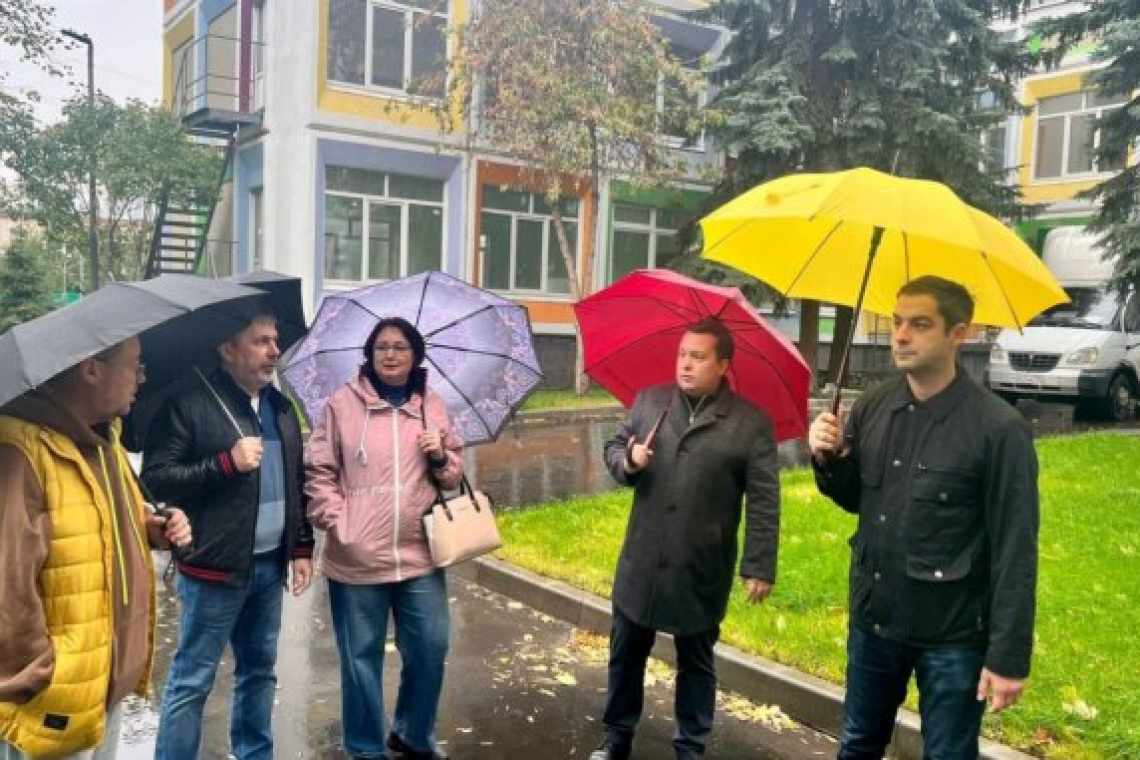 Территорию ДОУ школы № 1360 и дворы на Краснобогатырской проверили депутаты