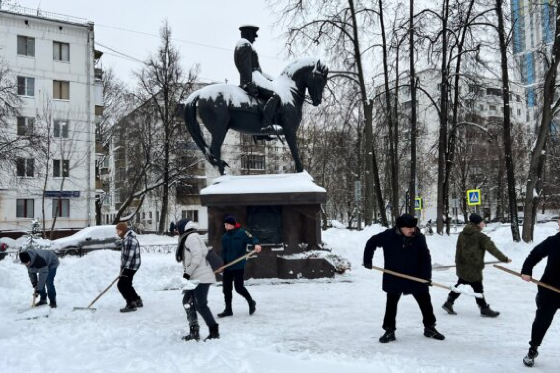 Депутаты Богородского очистили территорию у памятника маршалу Рокоссовскому