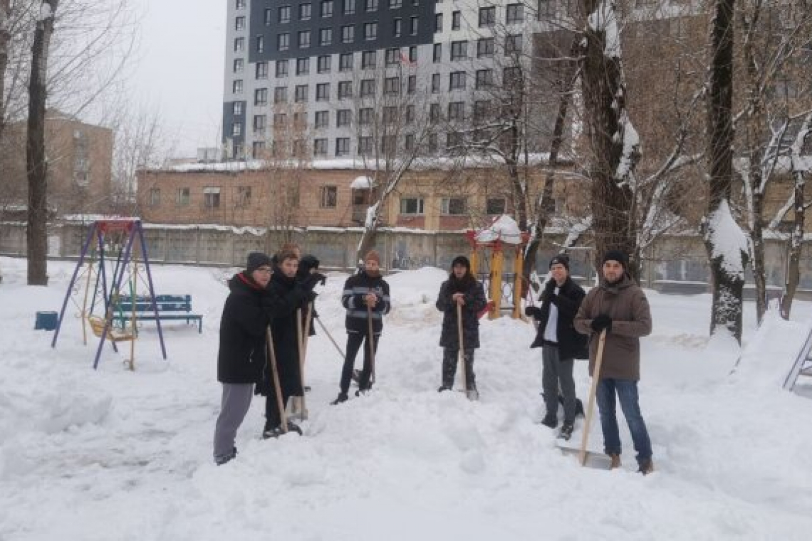 Две детские площадки расчистили от снега молодые активисты Богородского
