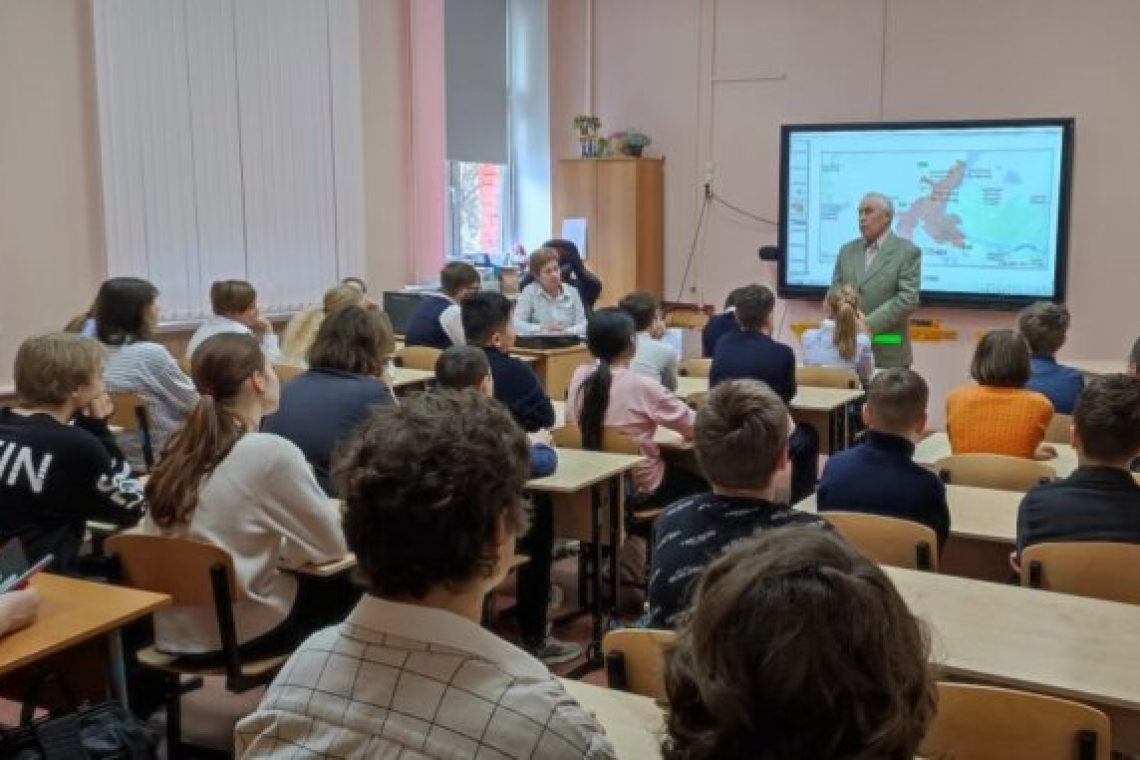 Урок мужества «Сталинградская битва» в школе 1797 провёл полковник Бурлаков