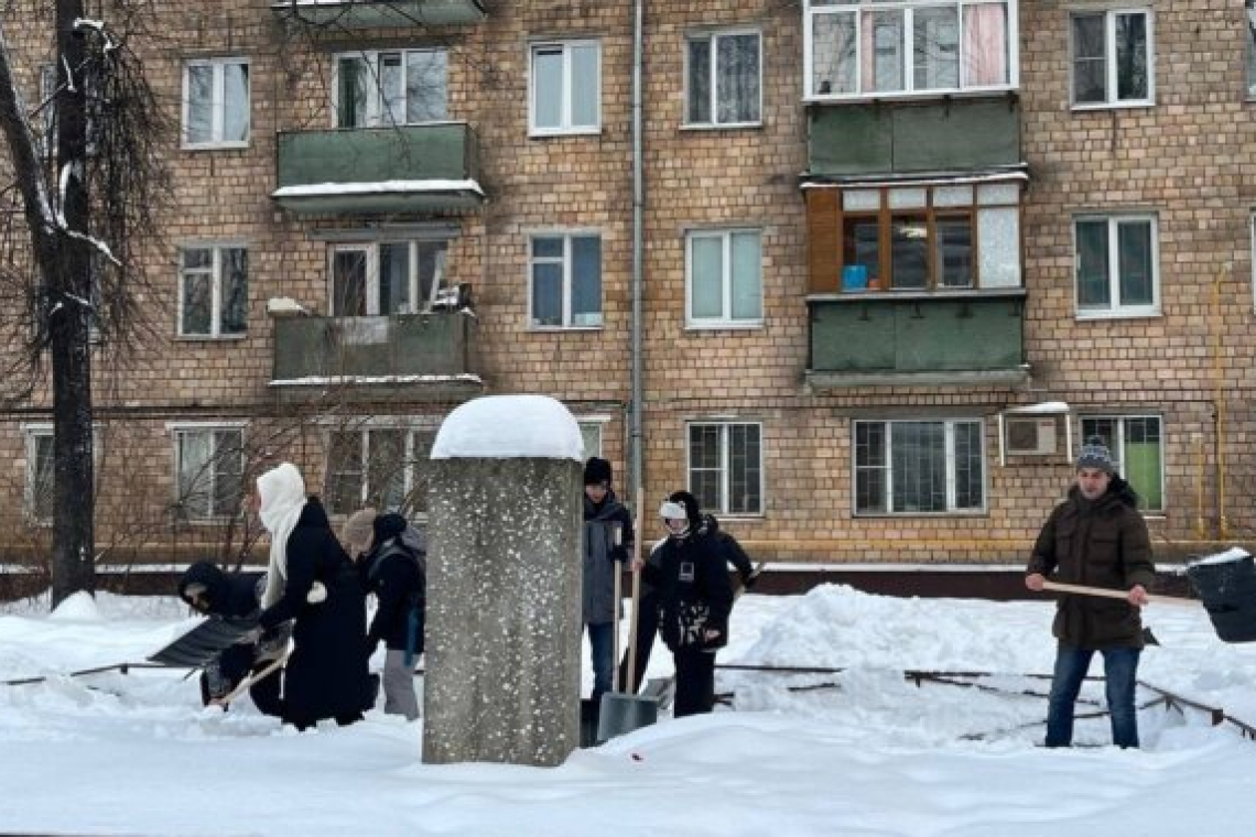 «30 лет Победы»: вокруг памятного камня в Богородском расчистили территорию