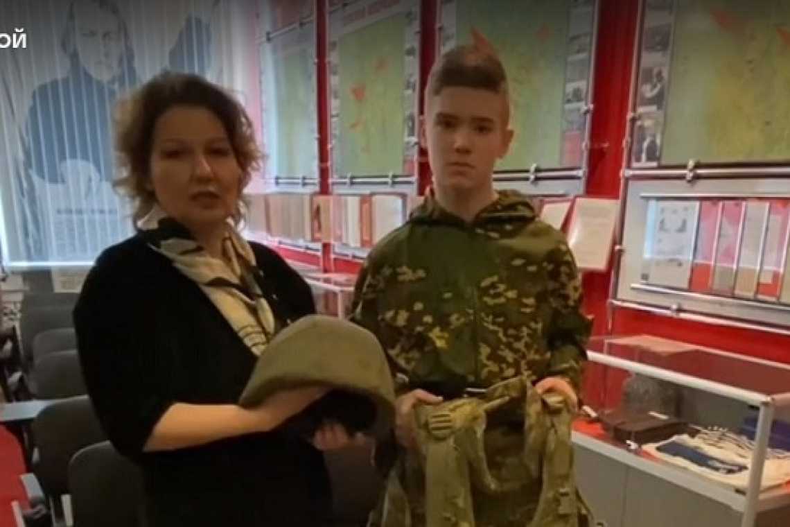 Каску и бронежилет передали солдаты школе № 1360