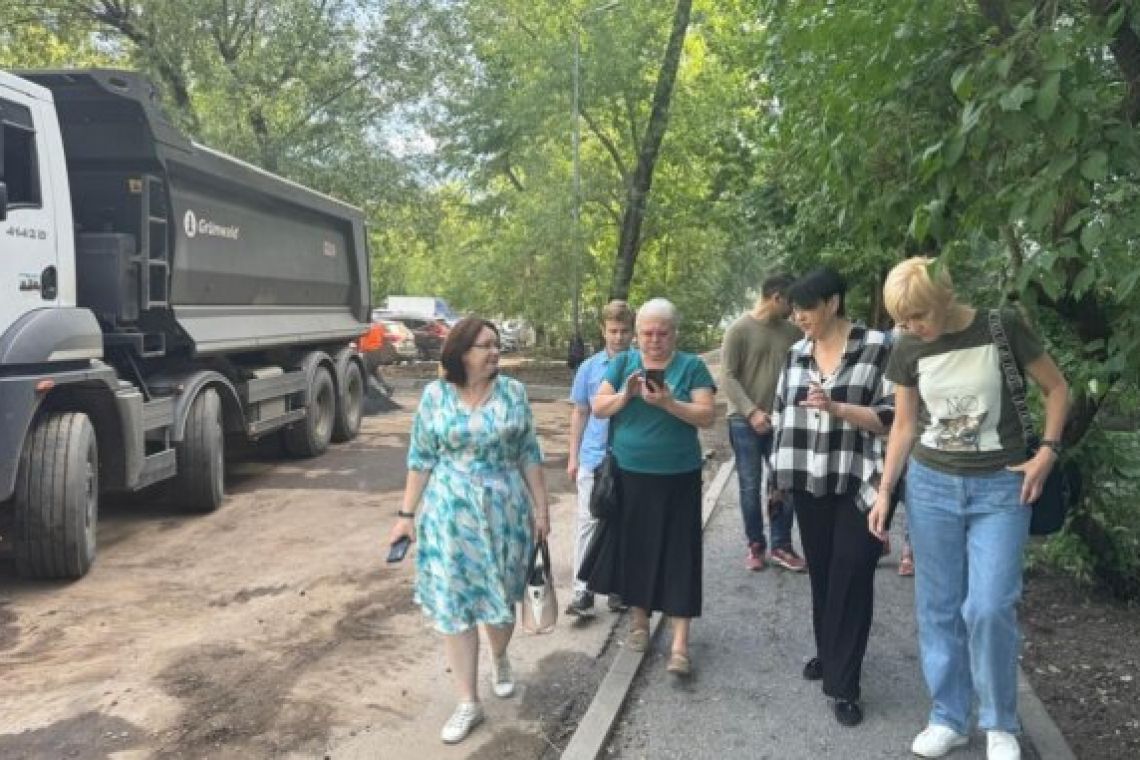 Срок завершения благоустройства двора на Просторной обсудили с жителями