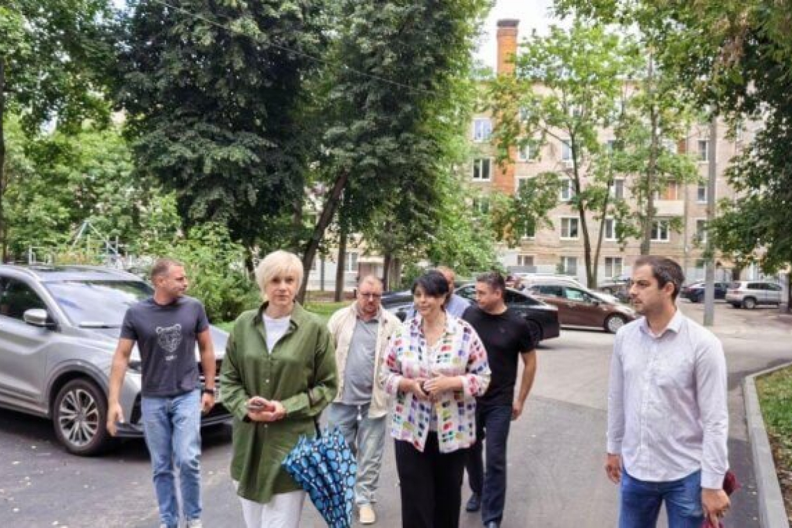 У дома 54 на 3-й Гражданской улице осмотрели ход благоустройства