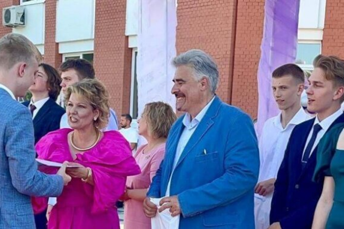 Аттестаты и медали вручили выпускникам школы 1360