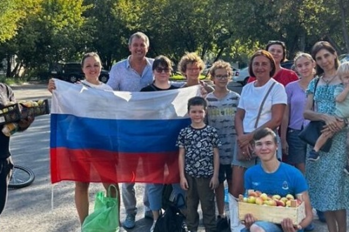 Душистые яблоки подарили многодетным семьям Богородского