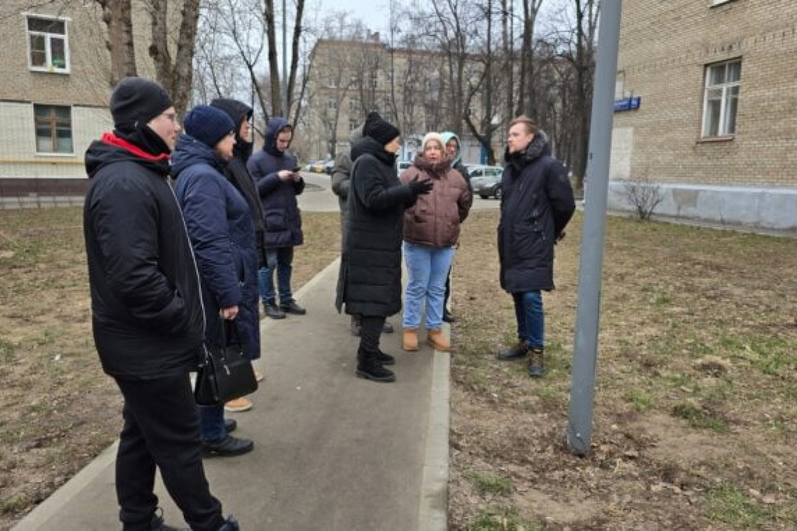 Красивые и чистые дворы увидели во время обхода богородские депутаты