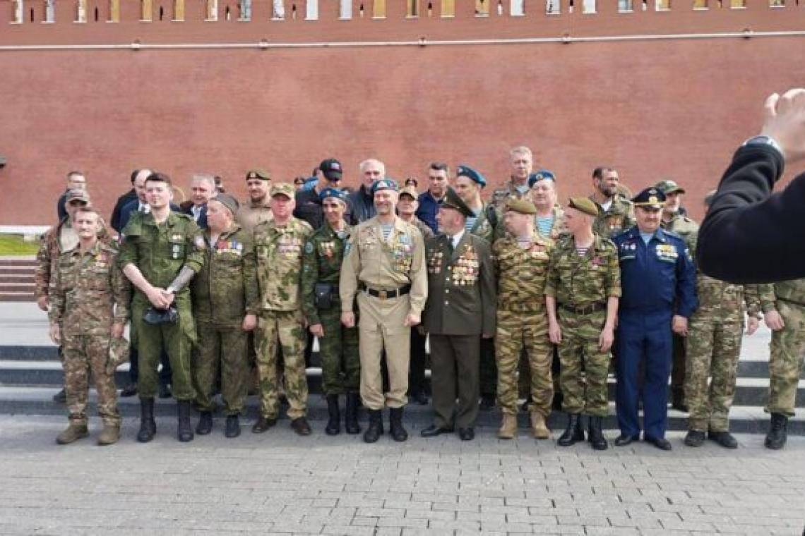 В церемонии возложения цветов к Кремлёвской стене участвовал Андрей Пешков