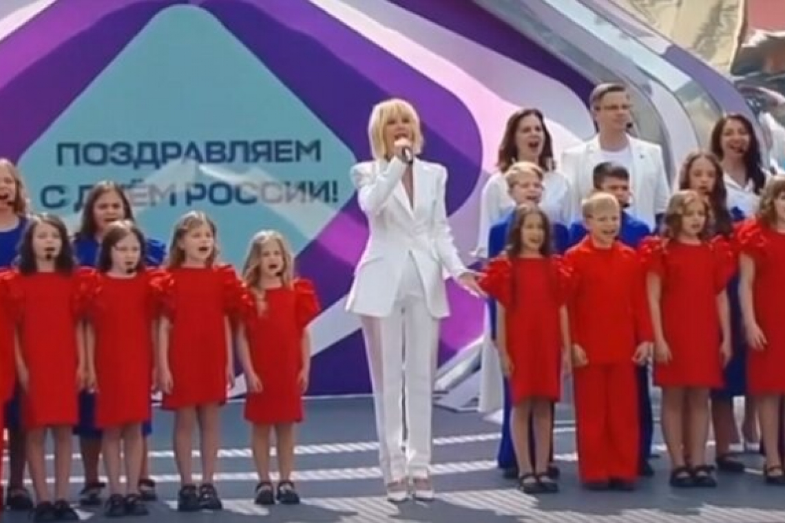 Валерия исполнила Гимн России с юной певицей из Богородского