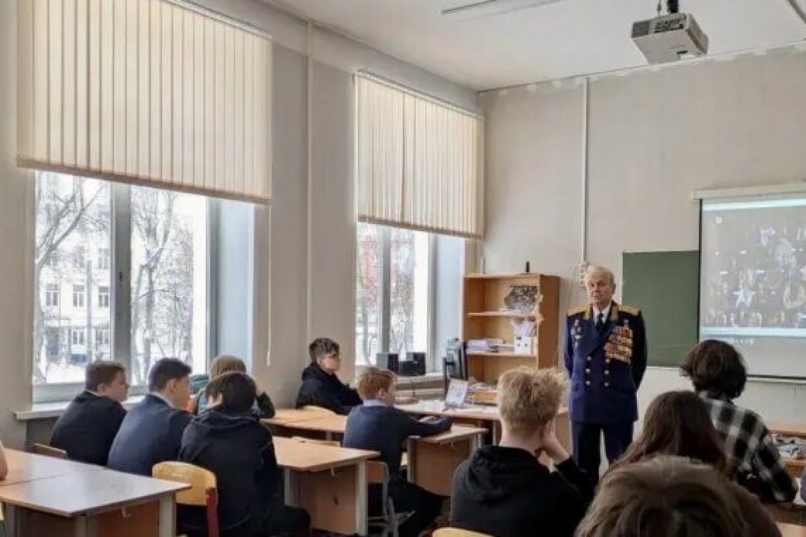 Генерал авиации Аркадий Полоник провёл урок мужества в школе № 1360