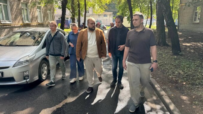Дворовые территории на Бойцовой улице осмотрели депутаты
